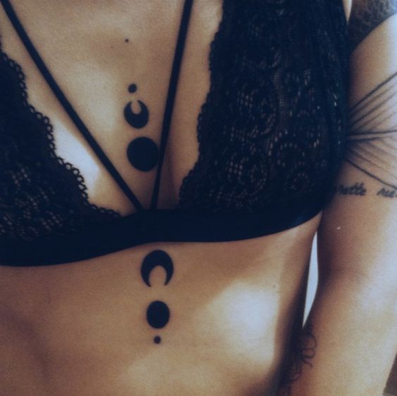 girl under chest tattoos