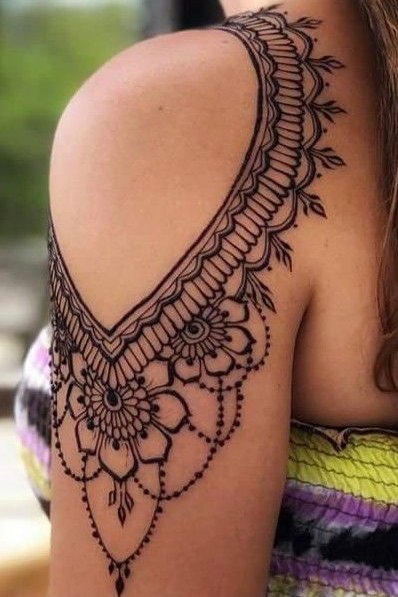 henna tattoo on shoulder